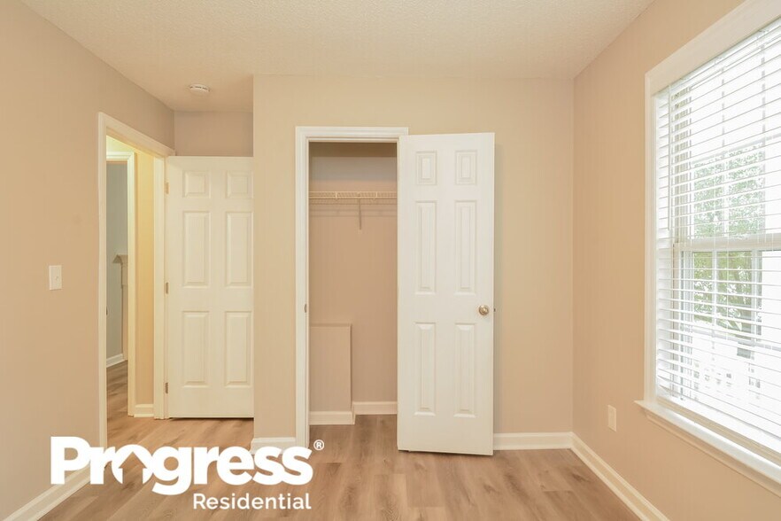 Building Photo - 121 Westonridge Run