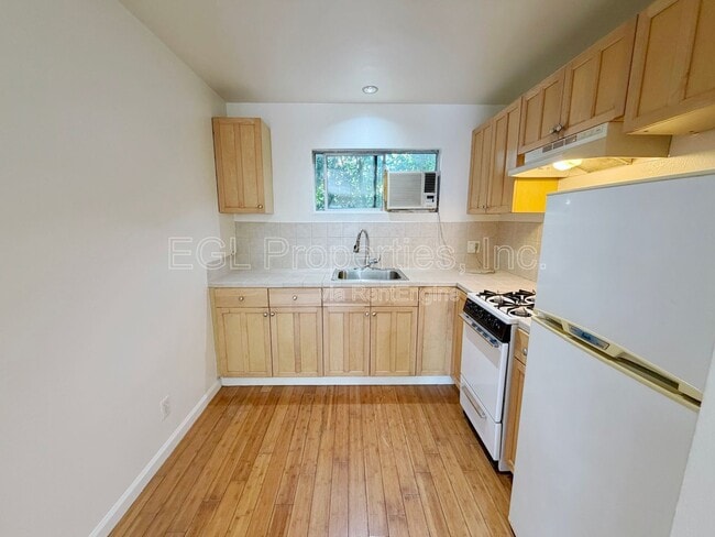 Building Photo - 362 N San Vicente Blvd