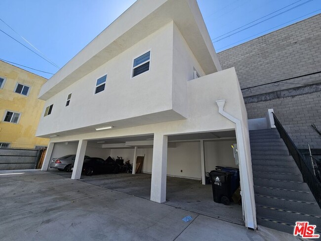 Building Photo - 2826 3/4-2824 Leeward Ave