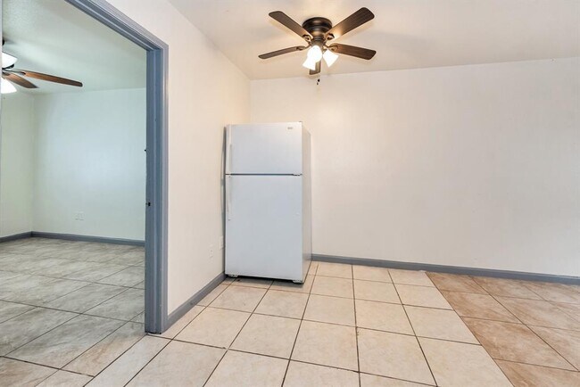 Building Photo - 1802 N Wayside Dr