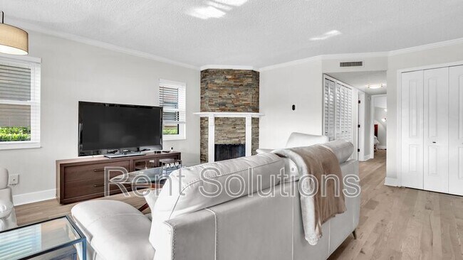 Building Photo - 10192 Seminole Island Dr
