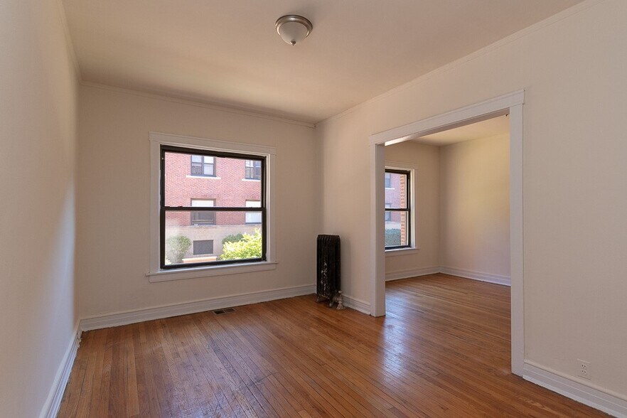 Building Photo - 832 W Waveland Ave