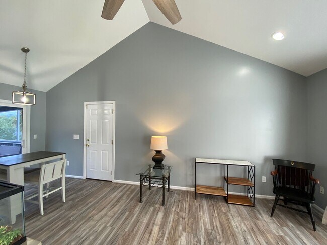 Building Photo - West AVL - Spacious Home in Scenic Bluff Subdivision