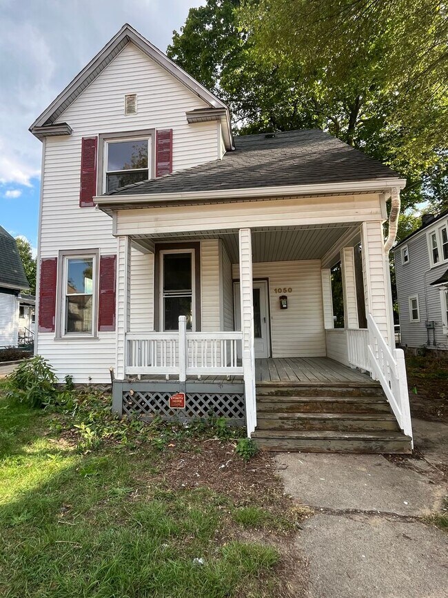 Building Photo - 3 Bedroom Eastown Home!