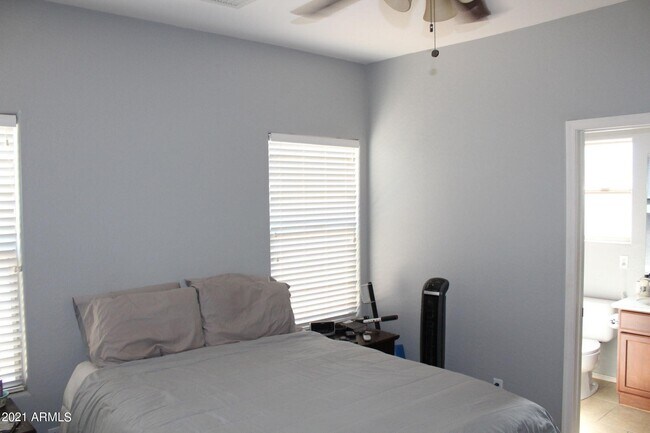 Building Photo - 399 E Goldmine Ct