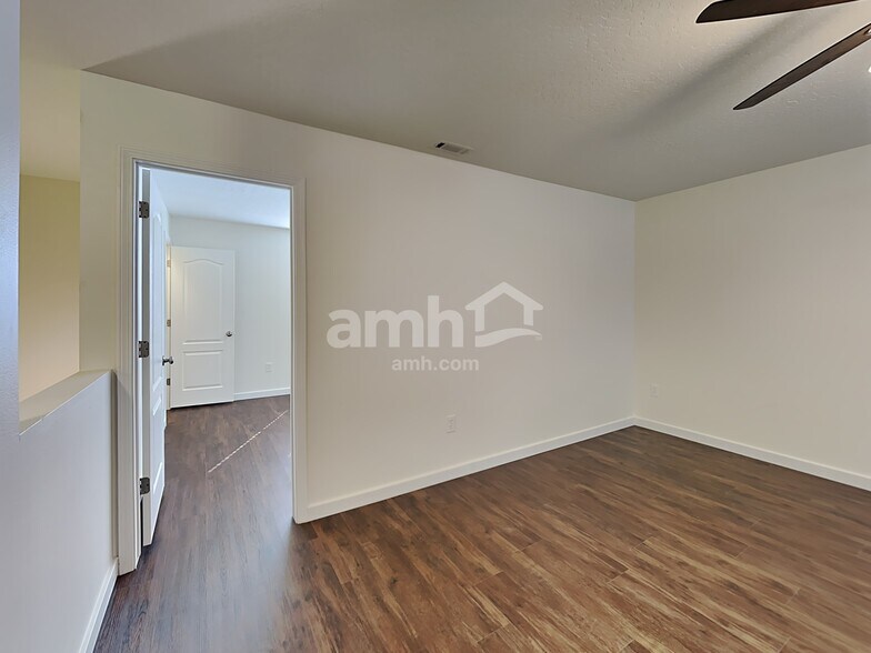 Building Photo - 4581 N Park Crossing Ave