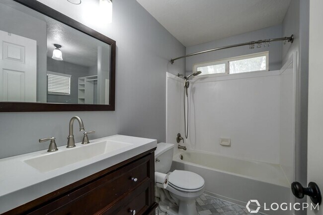 Building Photo - 376 W Concord Pl