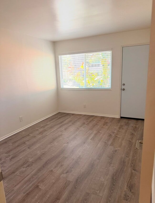 Building Photo - Stunning 4 Bedroom, 2 Bathroom House