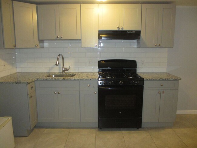 Building Photo - 585 Bramhall Ave