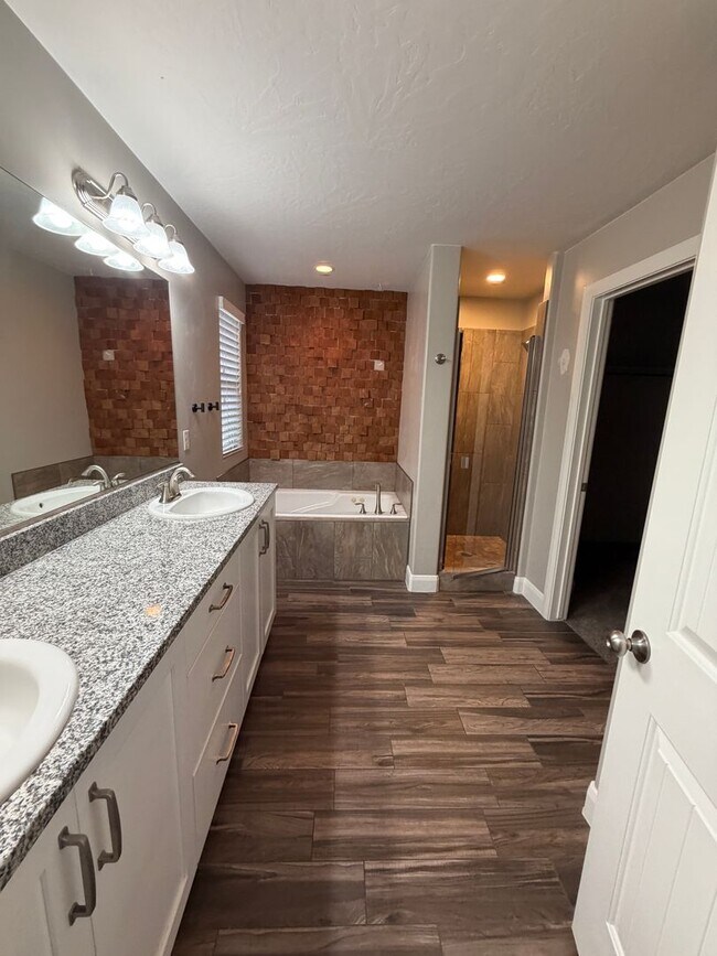 Building Photo - Luxury Townhome in Santa ClaraStunning 3 BR, 2.5 BA Townhome with Spectacular Views!