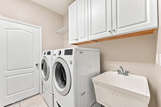 Building Photo - Stunning 3 BR + LOFT / 2.5 BA/ 2-Car-Garage Townhome in GATED community!