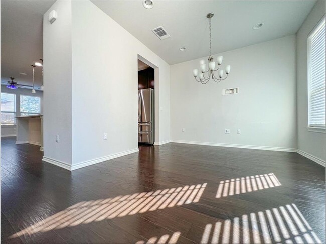 Building Photo - 9002 Palmito Dr