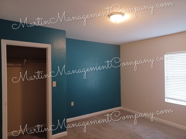 Building Photo - 617 E 11th St