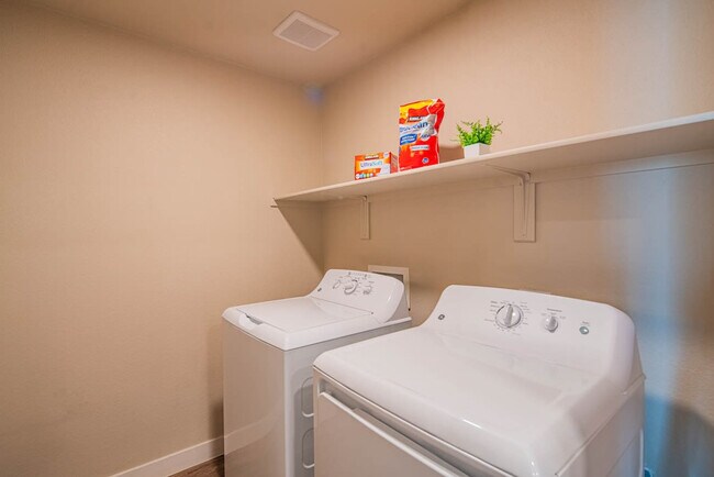 Building Photo - 1890 S Country Club Way