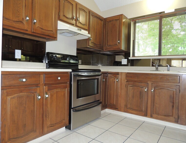 Kitchen - 636 Horizon Dr