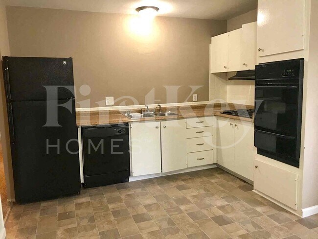 Building Photo - 1983 Greenheath Dr