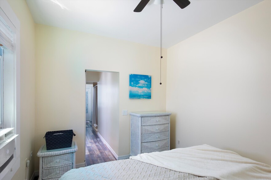 King Bedroom - 1104 Grinnell St