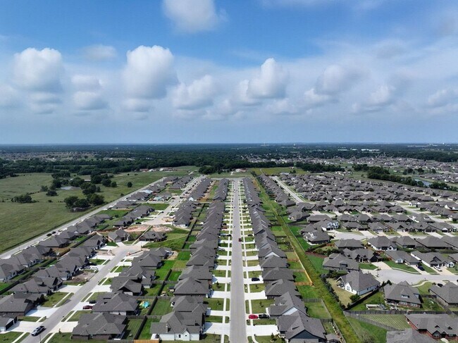 Building Photo - Like new, Move in Ready.