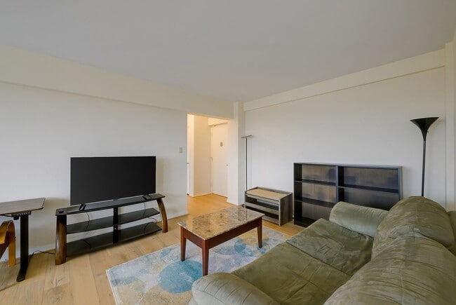 Building Photo - Great 1BR in Cathedral Heights! Fully furnished!