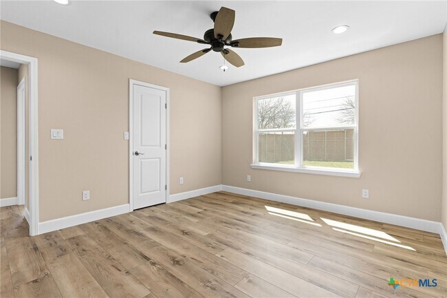 Building Photo - 209 W Victory Ave