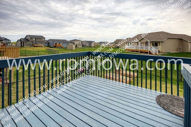 Building Photo - 4721 NE Oak Dr