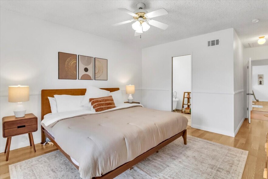 Building Photo - 23223 Canzonet St