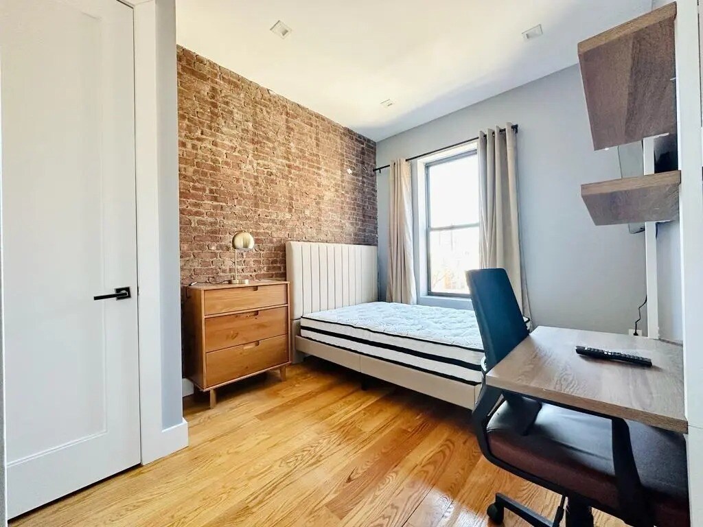 Building Photo - Furnished room/NOT APARTMENT