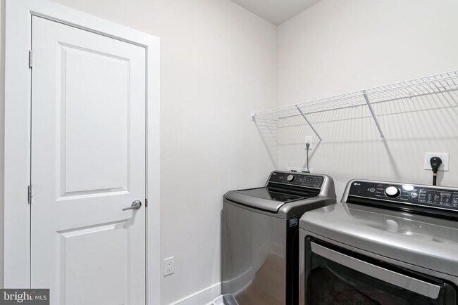 Building Photo - 1747 Riverbluff Ave