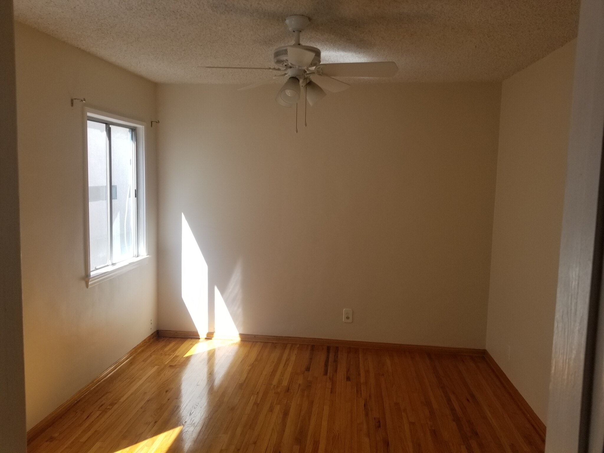 Building Photo - 729 E Providencia Ave