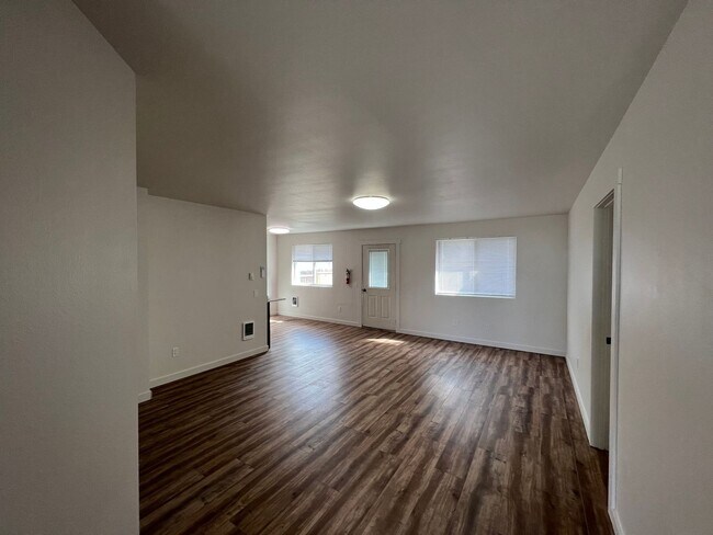 Building Photo - Newly Remodeled! Close to CWU 4 Rooms !!