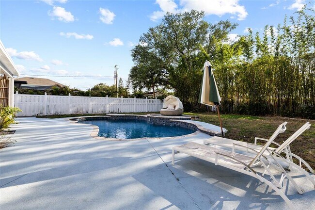 Building Photo - 304 N Matanzas Ave