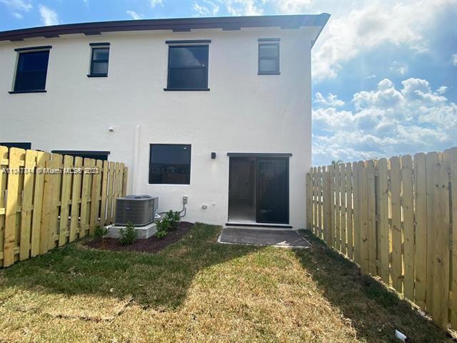 Building Photo - 575 NE 208th Terrace