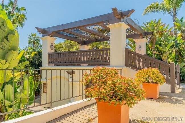 Building Photo - 8642 Villa La Jolla Dr