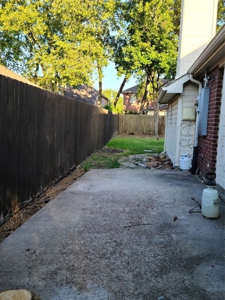 Building Photo - 618 Rivercove Dr