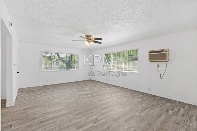 Building Photo - 527 N Lillian Ave