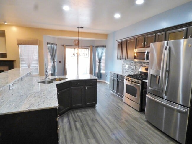 Building Photo - 3 Bd 3.5 Bath Model Like Townhome in Riverton