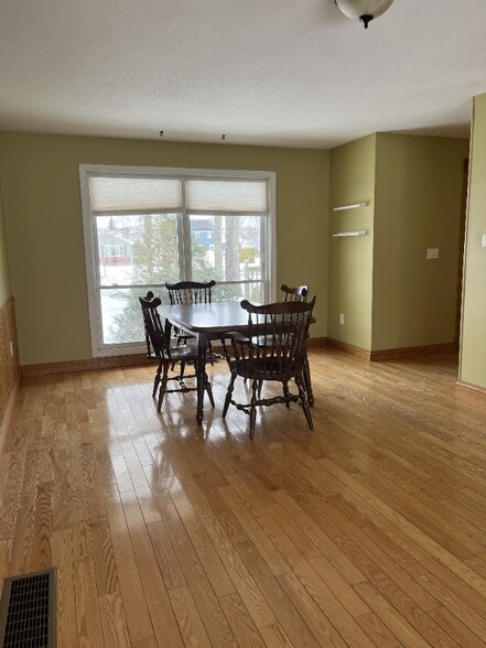 Building Photo - 559 Malletts Bay Ave