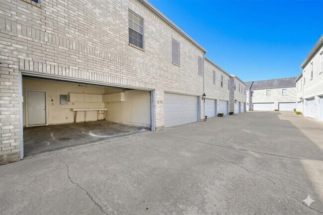 Building Photo - 338 Wilcrest Dr