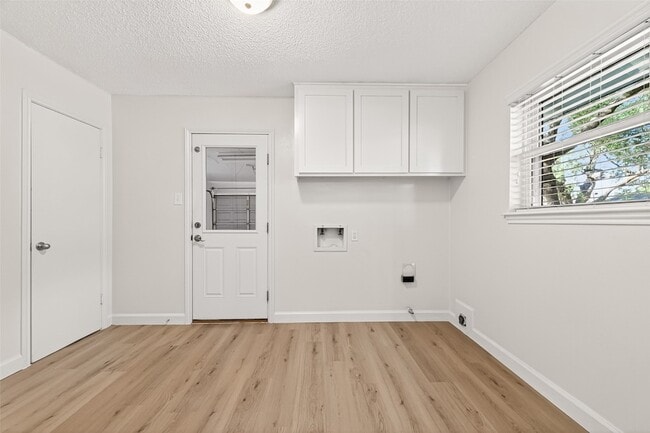 Building Photo - 10602 Longmont Dr