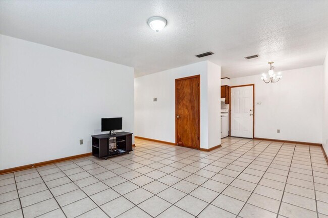 Building Photo - 504 Farnell Ln