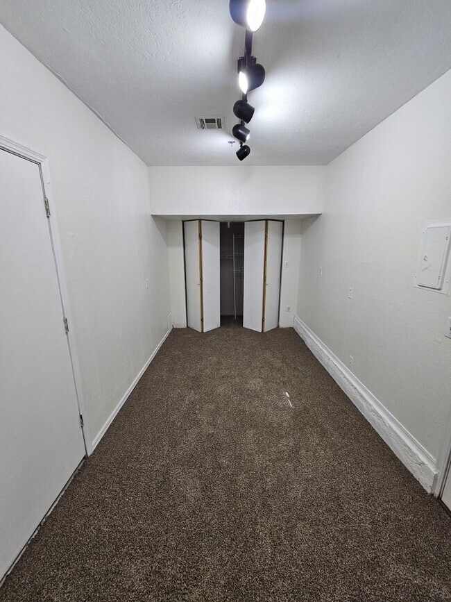 Building Photo - (3) Bed/(2) Bath Avail NOW! Oakhurst Addition!