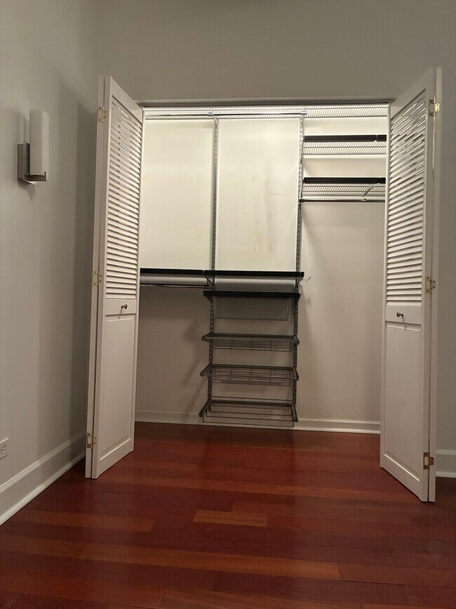 Building Photo - 7622 N Greenview Ave