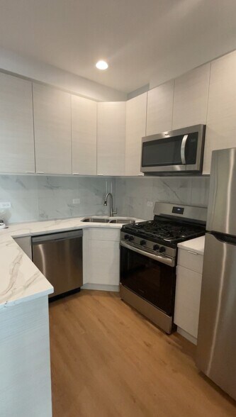 Building Photo - 1024 W Ainslie St