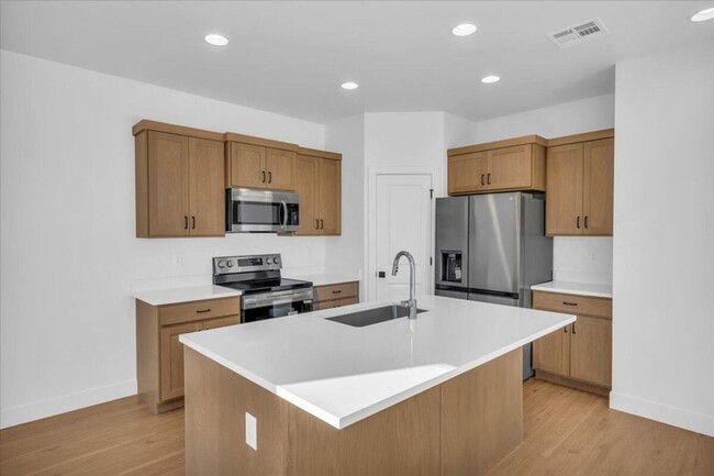 Building Photo - 4 bedroom, 2.5 bathrooms Home!