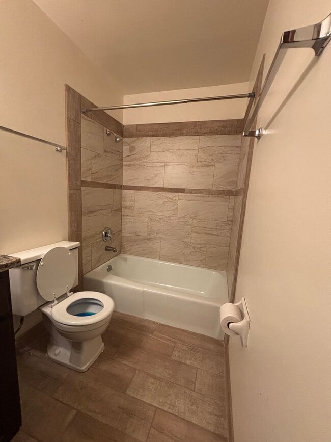 Building Photo - 3 Bedroom 2 1/2 Bath Townhome