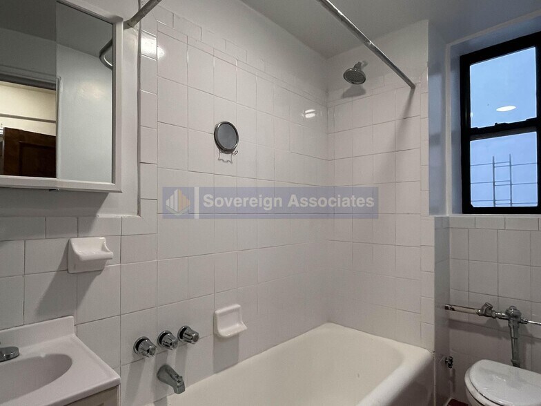 Building Photo - 77 W 104th St