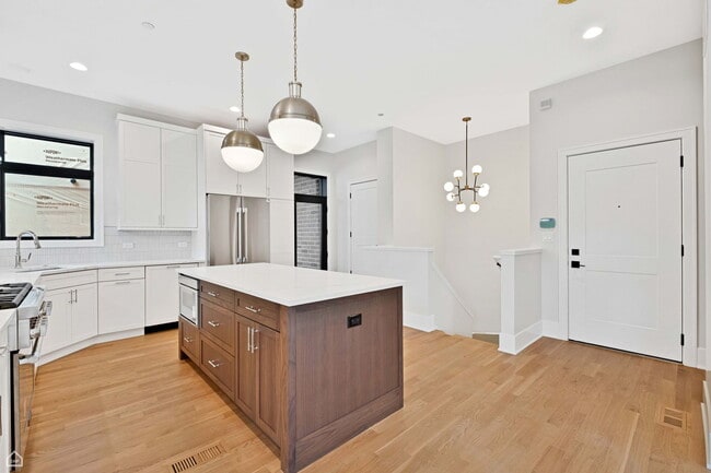 Building Photo - 1757 W Le Moyne St