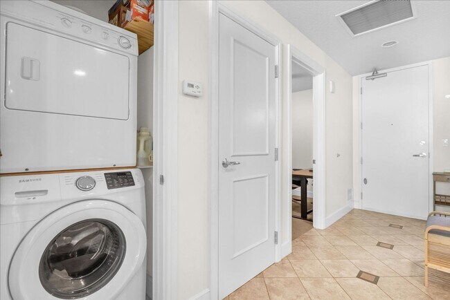 Building Photo - “Live Steps from Lake Eola in Thornton Park District”