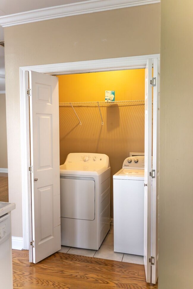 Building Photo - 2 Bed 2 Bath