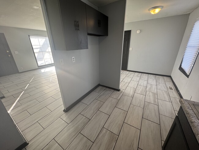 Building Photo - 905 Southmoor-